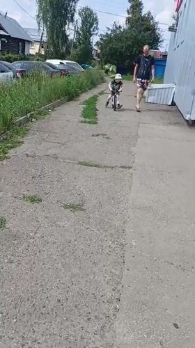 Slow summer morning in an Izhevsk neighborhood, people and nature.