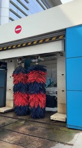 Routine commercial activities documented across Badalona, Spain