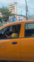 Traffic accident involving yellow taxi in Guayaquil draws emergency response