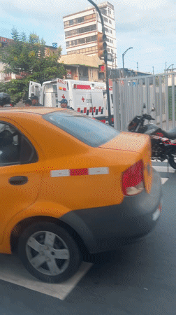 Traffic accident involving yellow taxi in Guayaquil draws emergency response