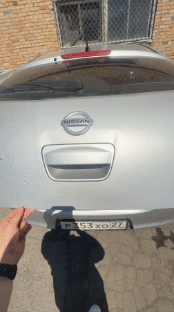 Packed car trunk spotted outside Vladivostok building