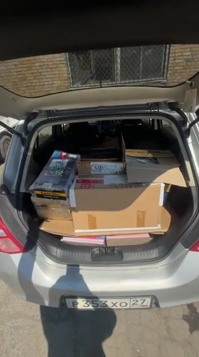 Packed car trunk spotted outside Vladivostok building