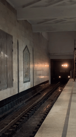 Subway train arrives at Chistoe Ozero station bound for Dubravnaya
