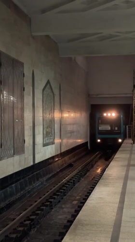 Subway train arrives at Chistoe Ozero station bound for Dubravnaya