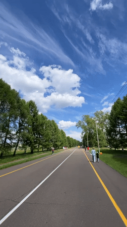 Morning scenes documented in Krasnoyarsk parks and roadways