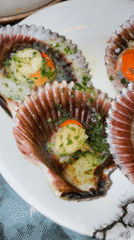Diner captures scallop dishes at Barcelona sushi restaurant