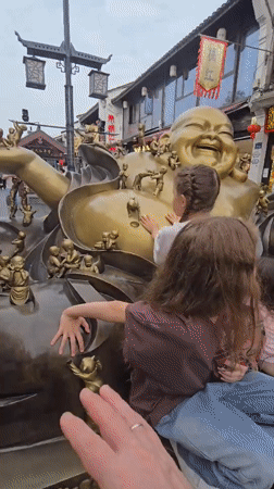 Buddha statue draws crowds in China's Shangcheng District