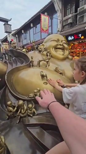 Buddha statue draws crowds in China's Shangcheng District