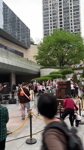 Band performs outdoor concert in busy Jiulongpo District plaza