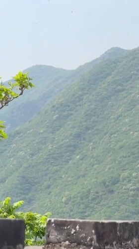 Morning visit to Great Wall features paragliders overhead