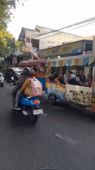 Street life and schoolchildren on a Mojokerto morning