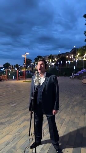 Live vocal performance in a Nizhny Novgorod park