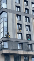 City snapshots: window washers, electric buses, and street-level urban life