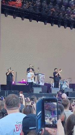 Live outdoor concert draws big crowd near shopping center