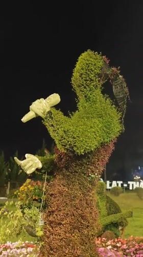 Da Lat's flower park and lakeside at night