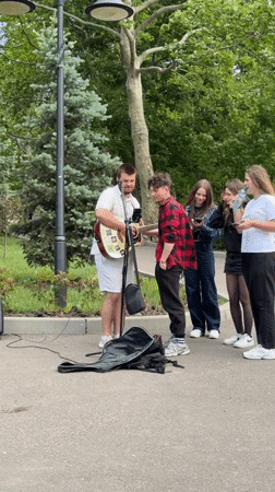 Casual afternoon at Valea Morilor park captured by witness