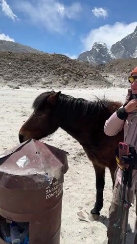 Trekker documents Himalayan journey through Khumjung Nepal mountains