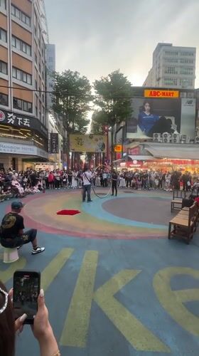 Street performers draw crowds in Taipei pedestrian area
