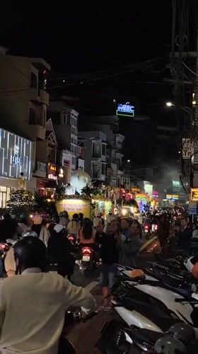 Buddhist parade with illuminated floats draws crowds in Da Lat