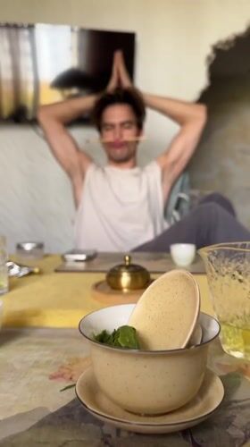 Man conducts hour-long tea ceremony meditation session in Sevastopol