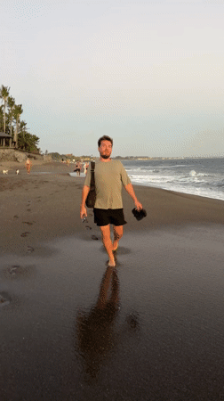 Barefoot runner spotted on Cemagi beach carrying phone