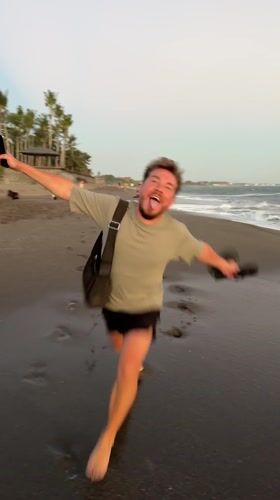 Barefoot runner spotted on Cemagi beach carrying phone