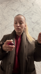Woman documents daily routine with perfume, selfies in Reshetnikovo