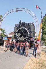 Street parade with dancers and a massive sound system in Wilalung
