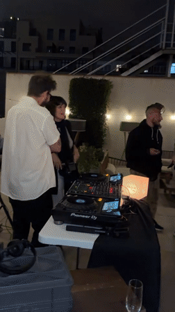Outdoor DJ set draws crowd to Barcelona patio