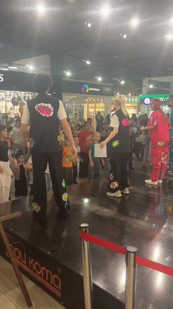 Mall performance draws crowd in Tri Potoka, Russia