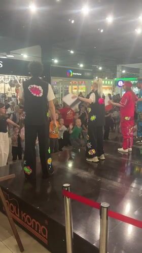 Mall performance draws crowd in Tri Potoka, Russia