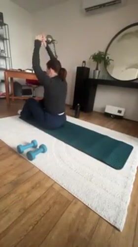 Woman completes 85-minute home workout routine in Roubaix apartment