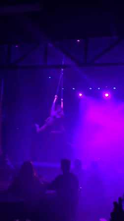 Late-night cabaret performances recorded at Buenos Aires nightclub venue