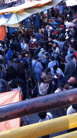 Evening crowd browses busy La Paz street market