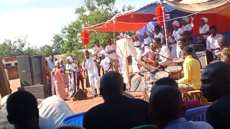 Outdoor church service draws hundreds in Kalemie, Congo