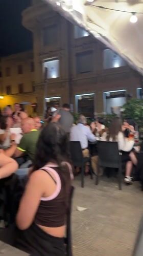 Evening dining scene unfolds at Bari pizzeria