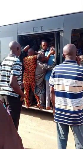 Morning commuters crowd to board bus in Sabon Tasha