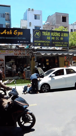 A busy Da Nang street corner, cafes to construction sites