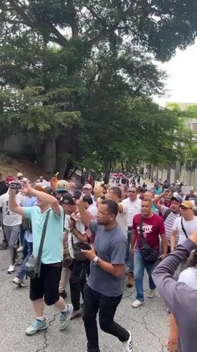 Street procession draws diverse crowd in Caracas, Venezuela