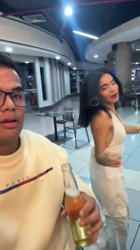 Man films selfie videos with dancing woman in Caracas venue