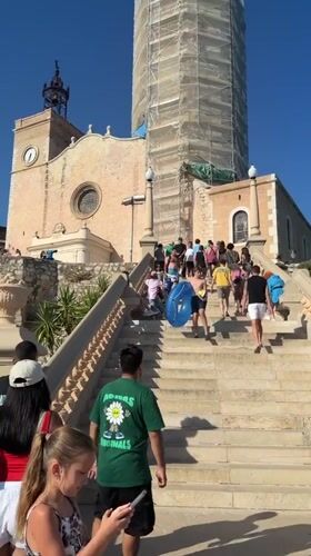 Floral carpet festival draws crowds to Sitges streets