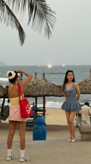 Ordinary beach day moments captured across Đà Nẵng