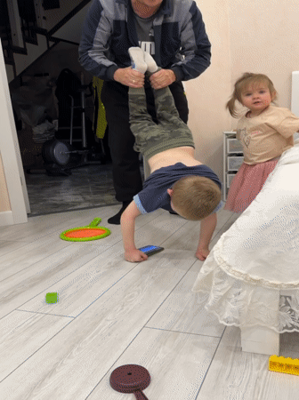 Family playtime documented in Rossiyskiy home