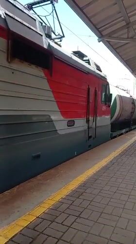 Quiet morning at Trudovoye station, RZD freight train passing through