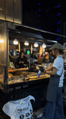 Food truck operator uses blowtorch for nighttime cooking in Seoul