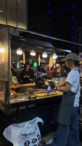 Food truck operator uses blowtorch for nighttime cooking in Seoul