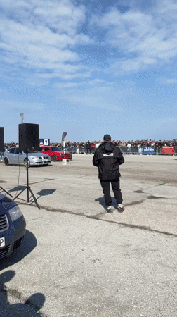 Drag race between two cars draws crowd in Ostrovo