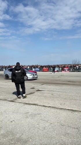 Drag race between two cars draws crowd in Ostrovo
