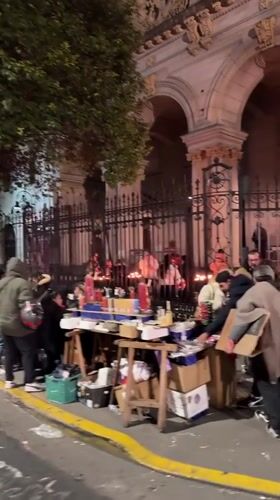 Late-night street market operates in Buenos Aires