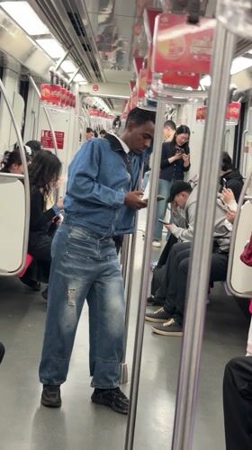 Daily life documented across Shanghai subway system and sports areas
